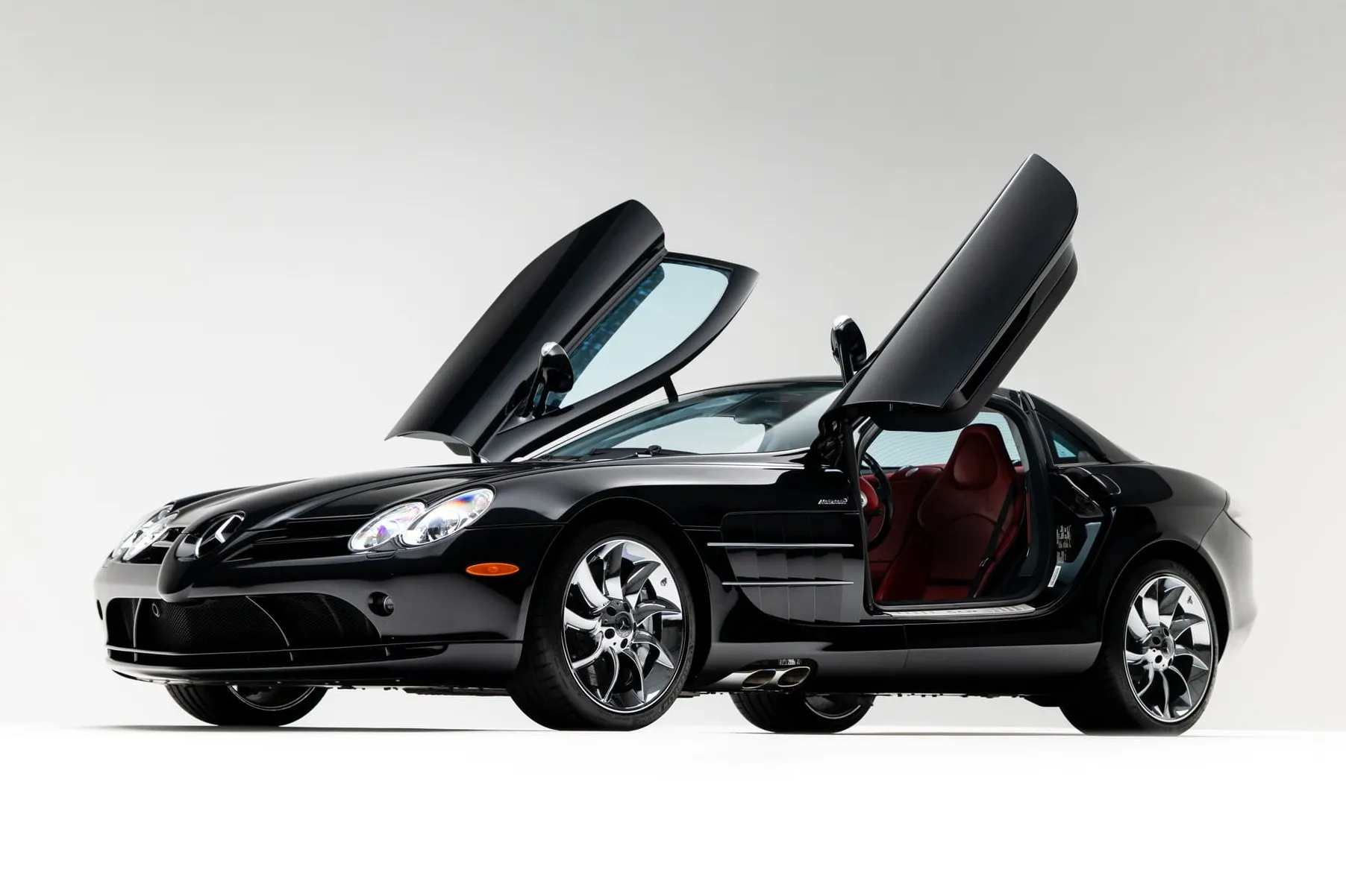 7k-Mile 2005 Mercedes-Benz SLR McLaren — comparable sale photo