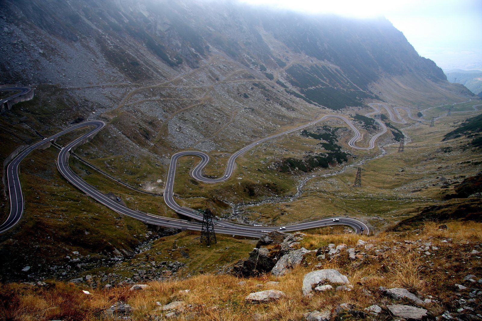 Transfăgărășan — The Transfăgărășan's serpentine, dropping off the pass